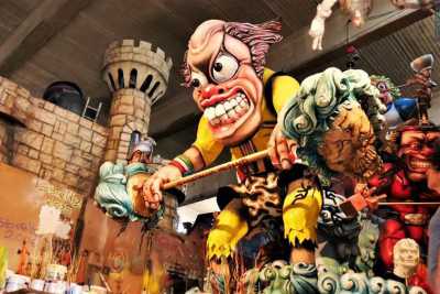 Colori, meraviglia e maestria: viaggio negli hangar dove nasce il Carnevale di Putignano